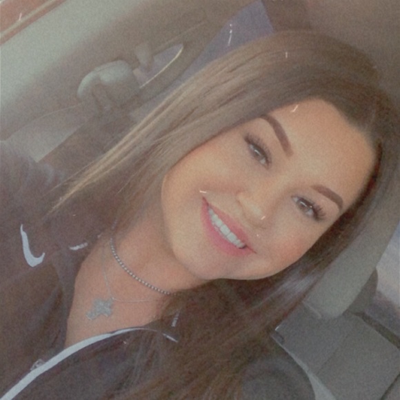 Meet your Posher, Micayla - Picture 1 of 1